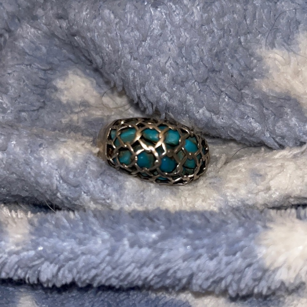 Loose turquoise stone basket ring